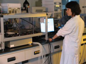王正琪於基因體研究中心醣晶片實驗室