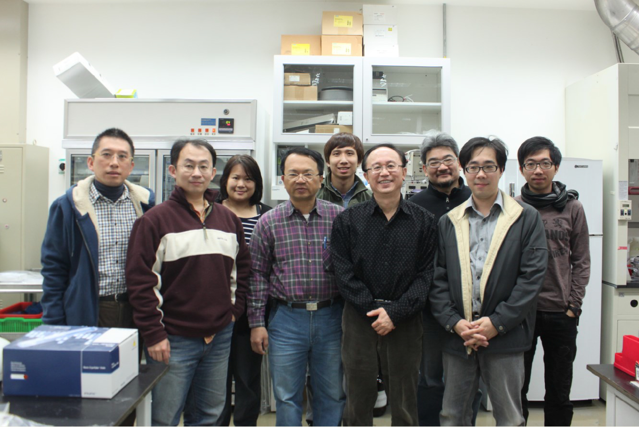 張典顯老師(第一排右二)及其實驗室研究團 張典顯老師(第一排右二)及其實驗室研究團