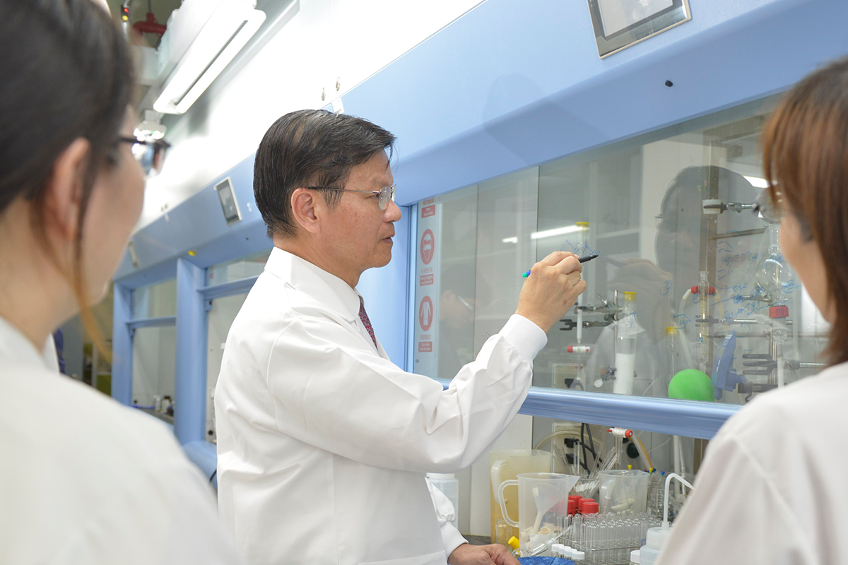 翁啟惠院長榮獲2015年英國皇家化學會羅賓遜獎